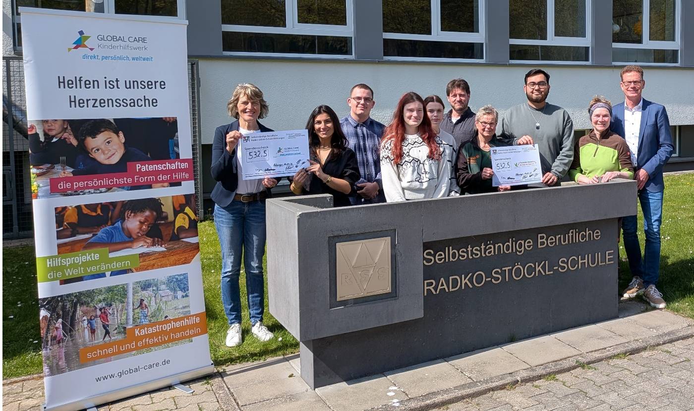 Freude über das gemeinsame Engagement: Vertreterinnen und Vertreter der Schülervertretung der Radko-Stöckl-Schule überreichten gemeinsam mit Schulsprecherin Elinur Karaduman (2.v.l.), SV-Lehrer Herrn Wollenhaupt (6.v.l.) sowie Schulleiter Markus Gille den Erlös der Spenden-Aktion an Frau Ulrike Schmiedl (7.v.l.) und Angitta Rose (9.v.l.) vom Tierheim Beuern und an Frau Beate Tohmé (1.v.l.) von der Stiftung Global-Care.