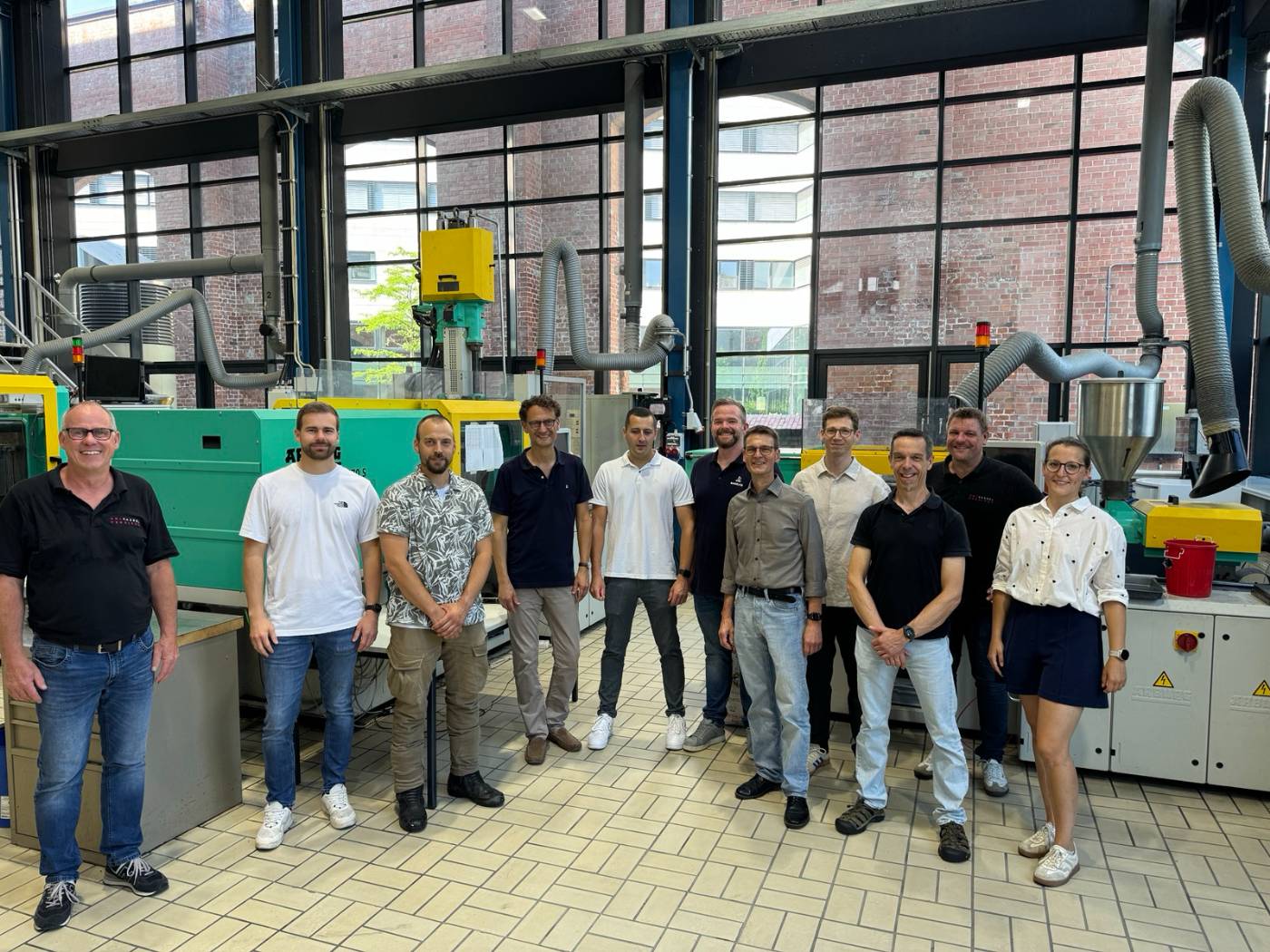 Foto (v.l.): K. Erdmann (UNI), L. Carl und N. Borowitz (RSS), Prof. Heim (UNI), M. Allmeroth und Chr. Lange (Fa. Bakelite), M. Pelz, J. Gödde und L. Hollstein (RSS), Dr. Giesen und V. Goetjes (UNI)