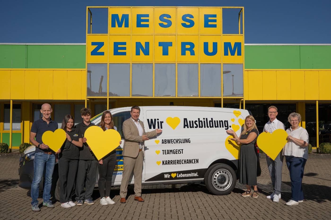 Von Links: Thorsten Träger, Luna Brehm (Auszubildende), Tom-Louis Röhlich (Auszubildender), Stephanie Ruhl (Leitung Bildungswesen), Florian Kramm (Geschäftsführer), Juliane Hellmann (Mitarbeiterin Bildungswesen), Markus Gille, Sonja Metz (Leitung Personal- und Bildungswesen)